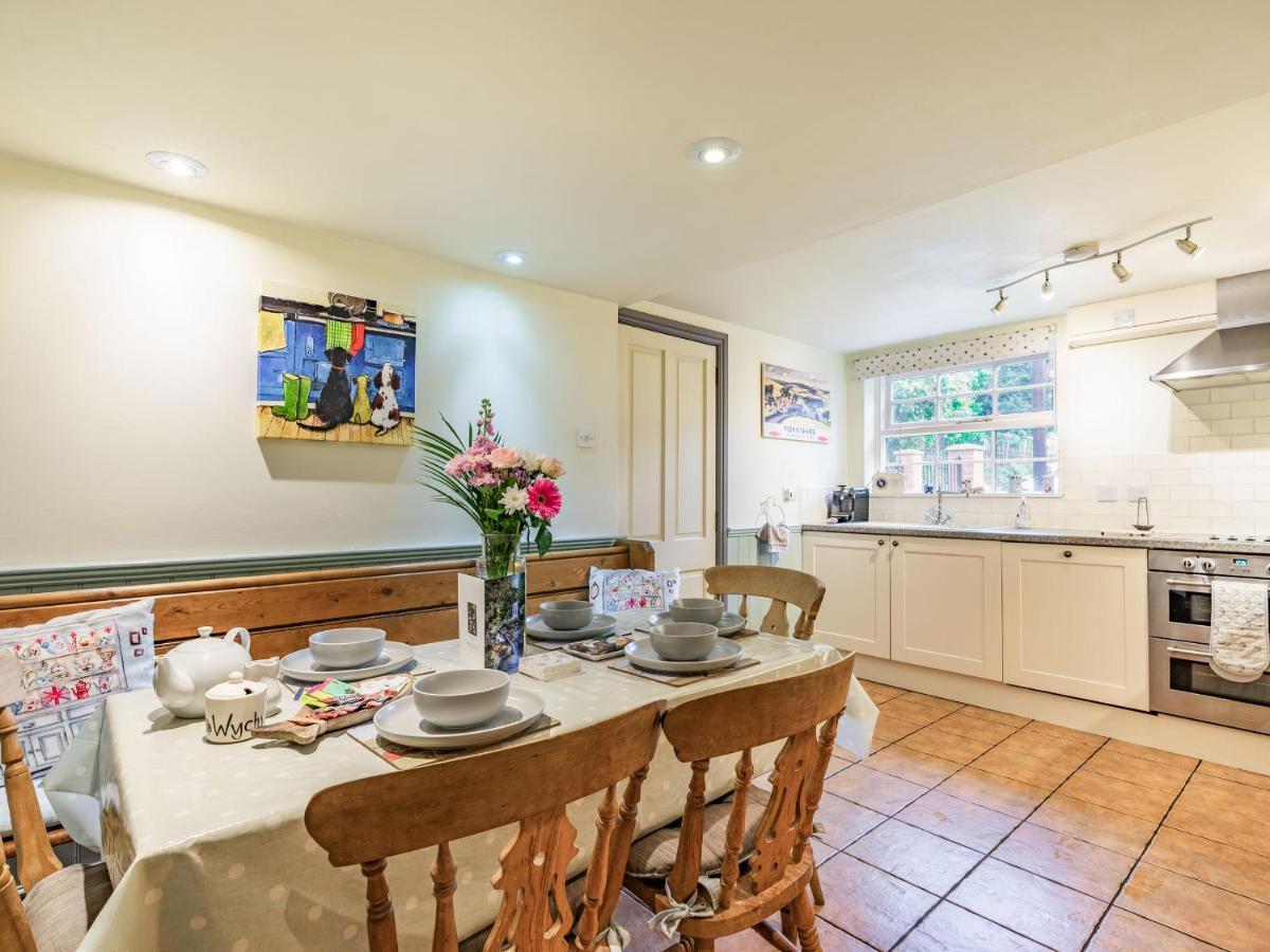 Wychwood Villa Whitby Bagian luar foto
