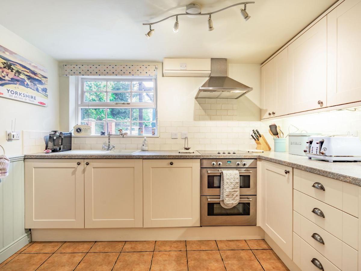 Wychwood Villa Whitby Bagian luar foto