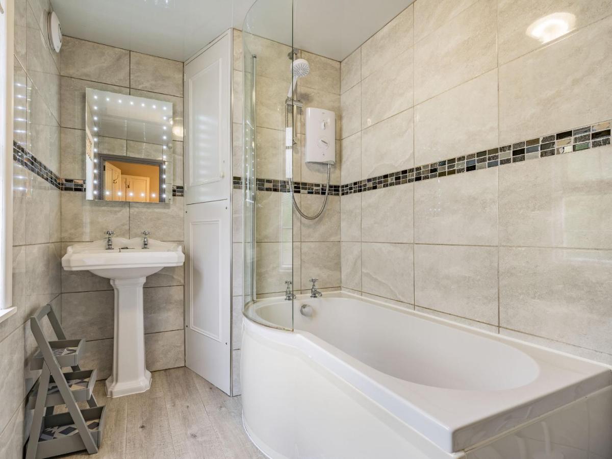 Wychwood Villa Whitby Bagian luar foto