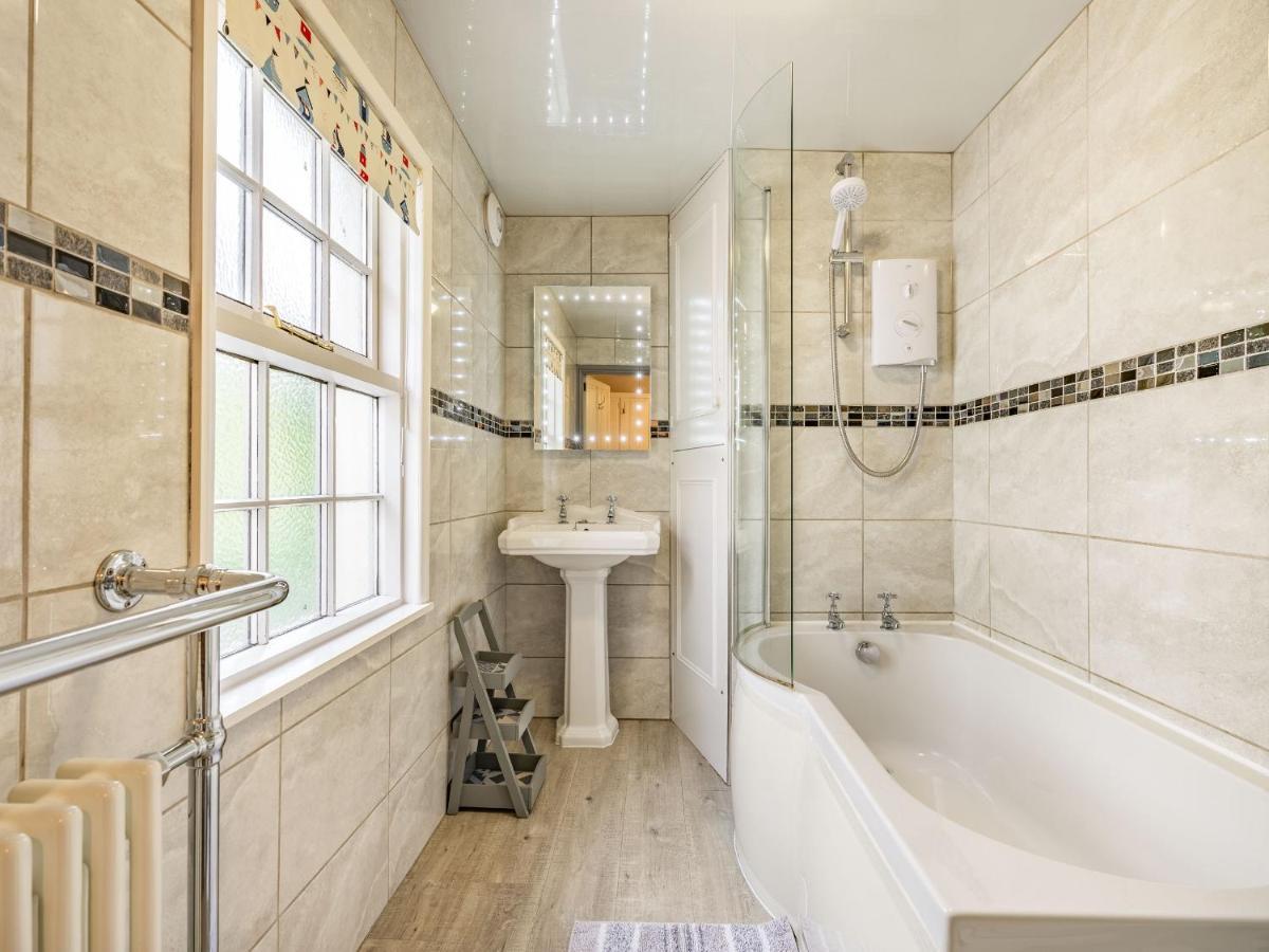 Wychwood Villa Whitby Bagian luar foto